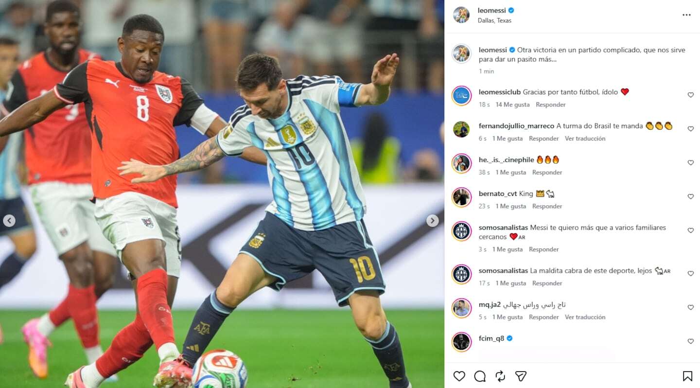 Lionel Messi driblando a un jugador de la selección de Austria durante un partido de fútbol