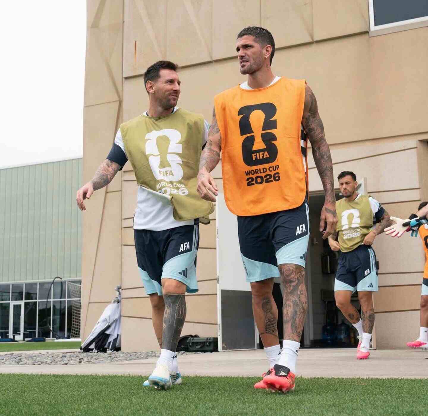 Lionel Messi y un compañero de equipo en el entrenamiento de la Selección argentina antes del partido contra Austria