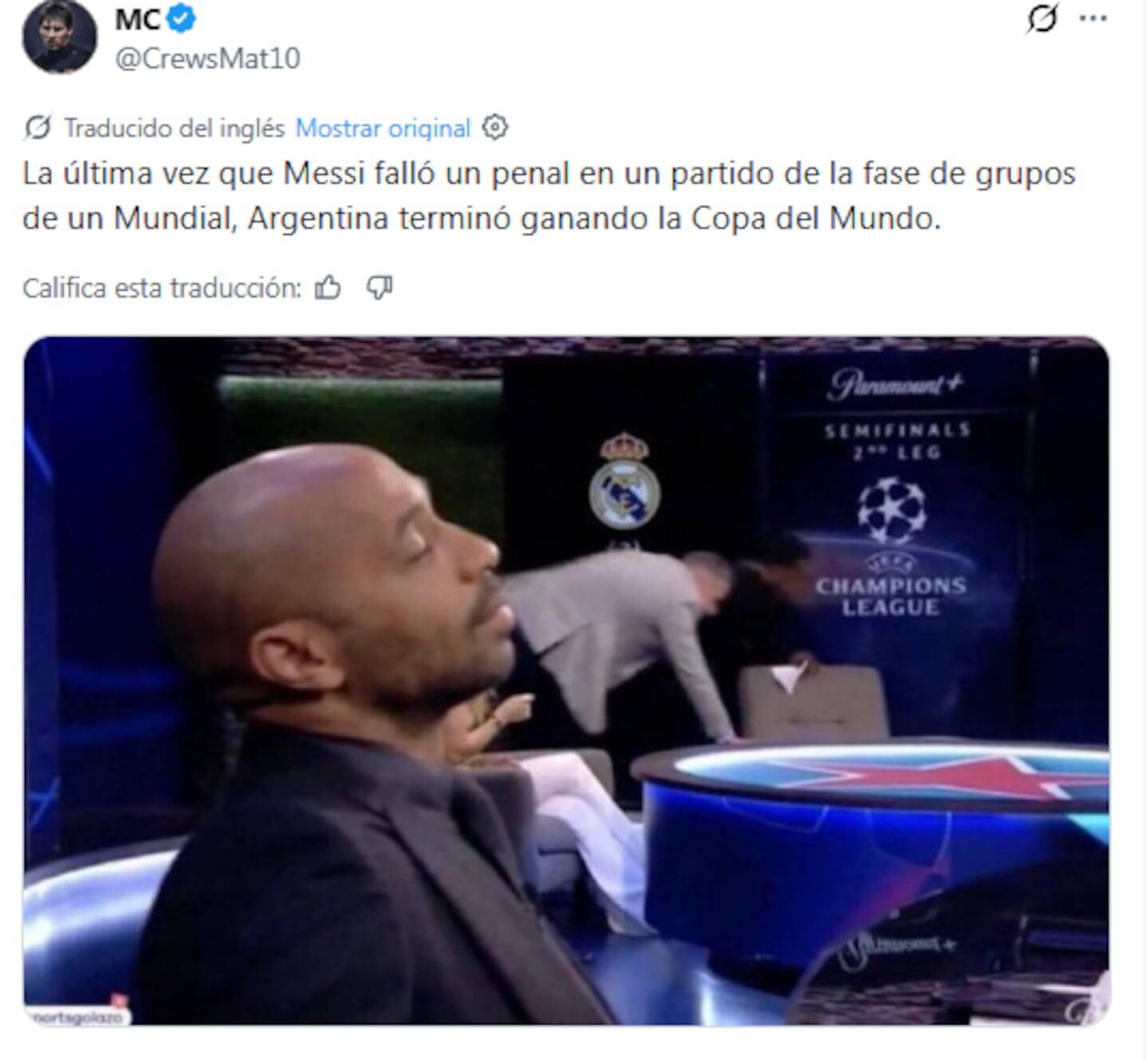 Hombre reflexionando mientras observa un partido de fútbol en la televisión