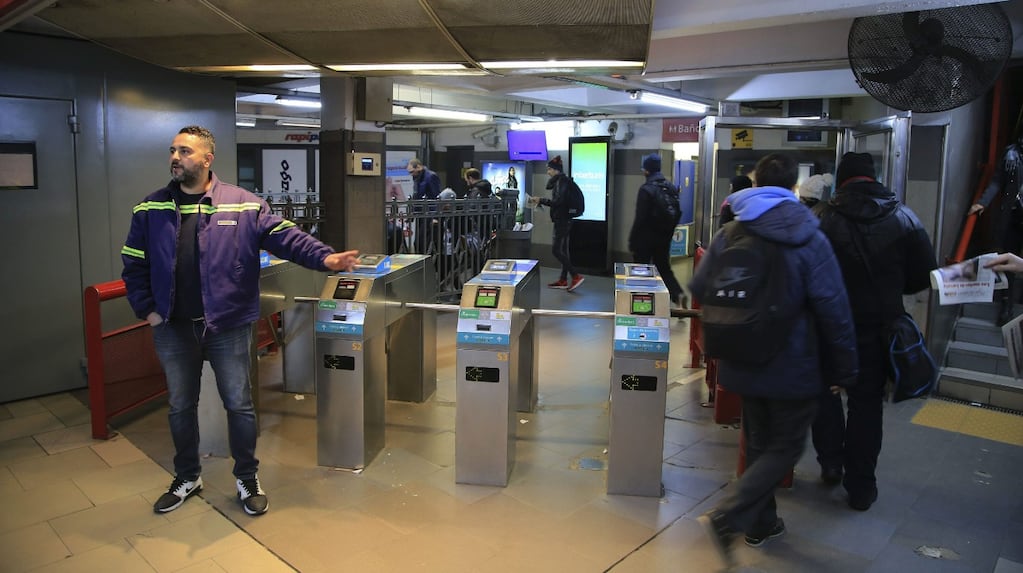 Liberación de molinetes en la estación Federico Lacroze del subte de Buenos Aires