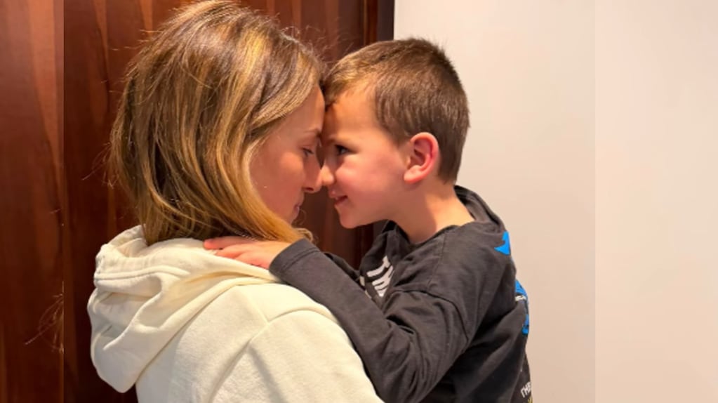 Mica Viciconte despidiéndose de su hijo Luca