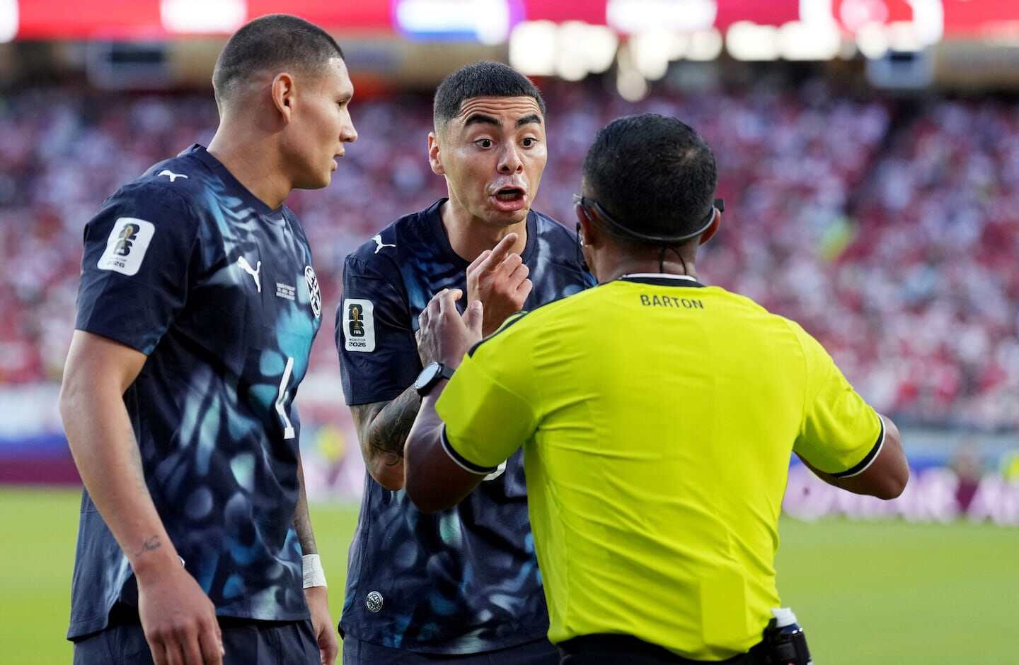 Miguel Almirón discutiendo con el árbitro tras su expulsión en el Mundial 2026