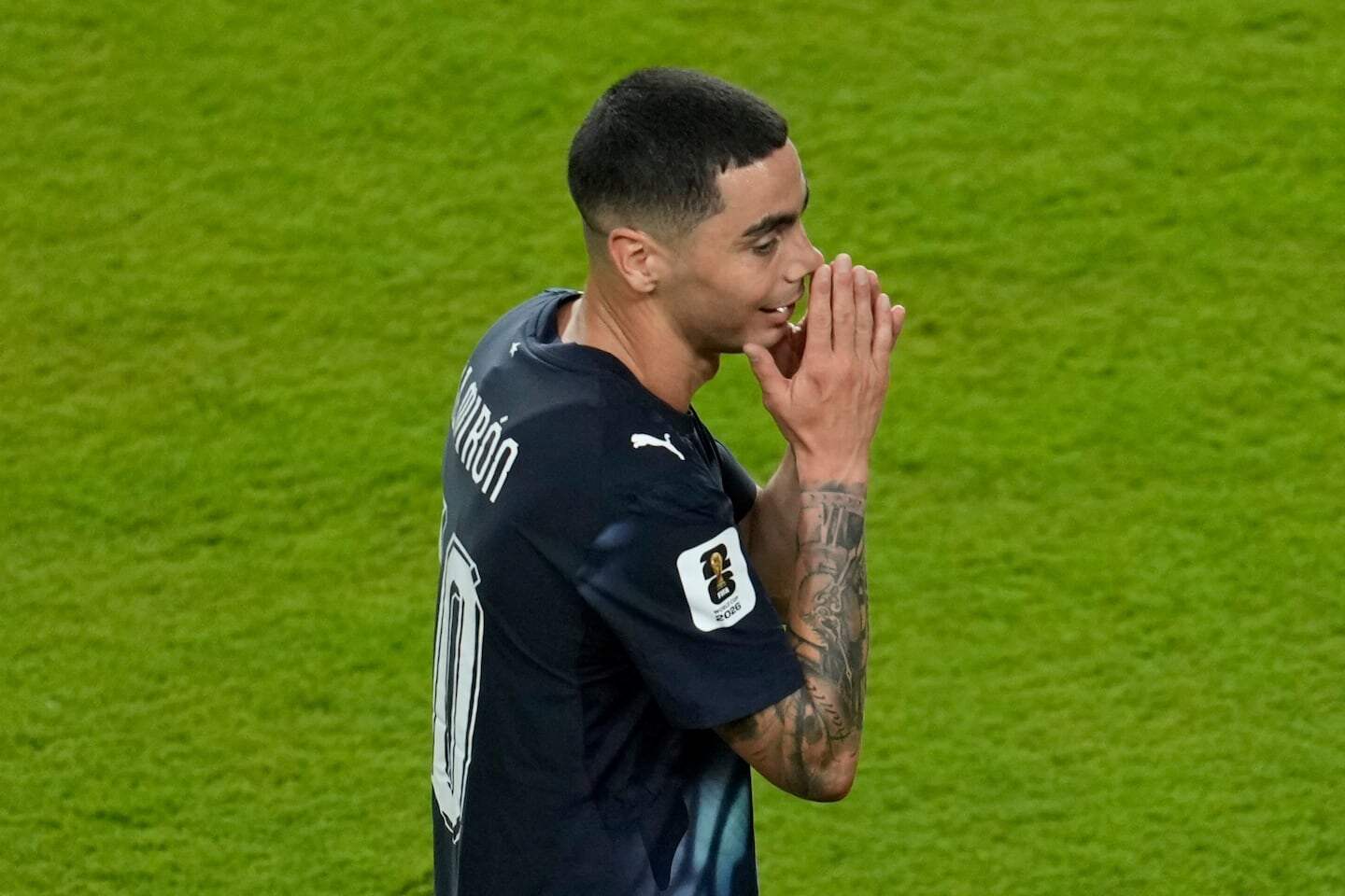 Miguel Almirón con las manos en la cara tras ser expulsado en el Mundial 2026