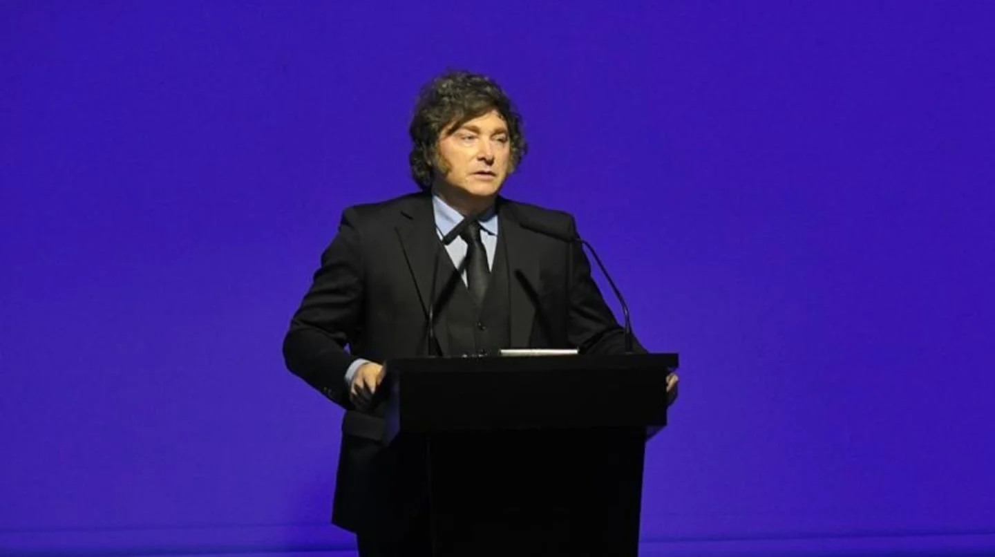 Javier Milei hablando en un podio durante la cumbre del Mercosur en Asunción