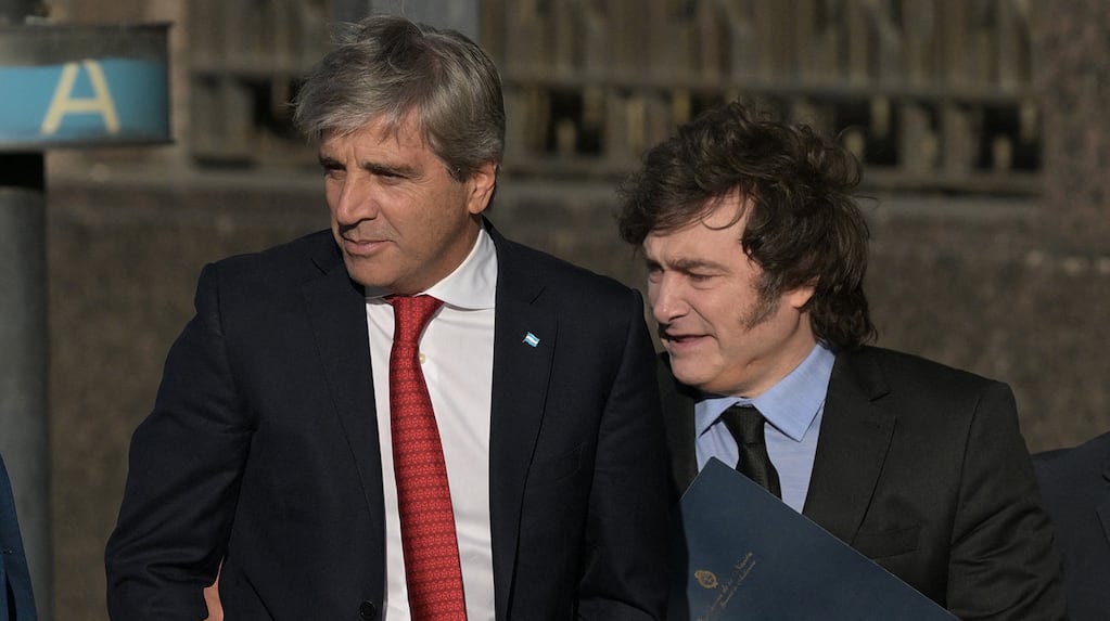 Javier Milei y Luis Caputo durante una conferencia de prensa