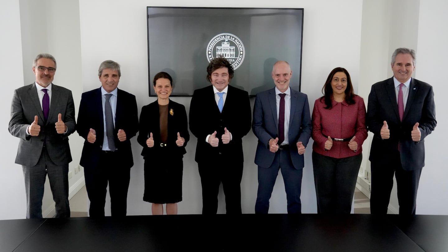 Javier Milei y su equipo muestran pulgares arriba en una reunión sobre créditos internacionales