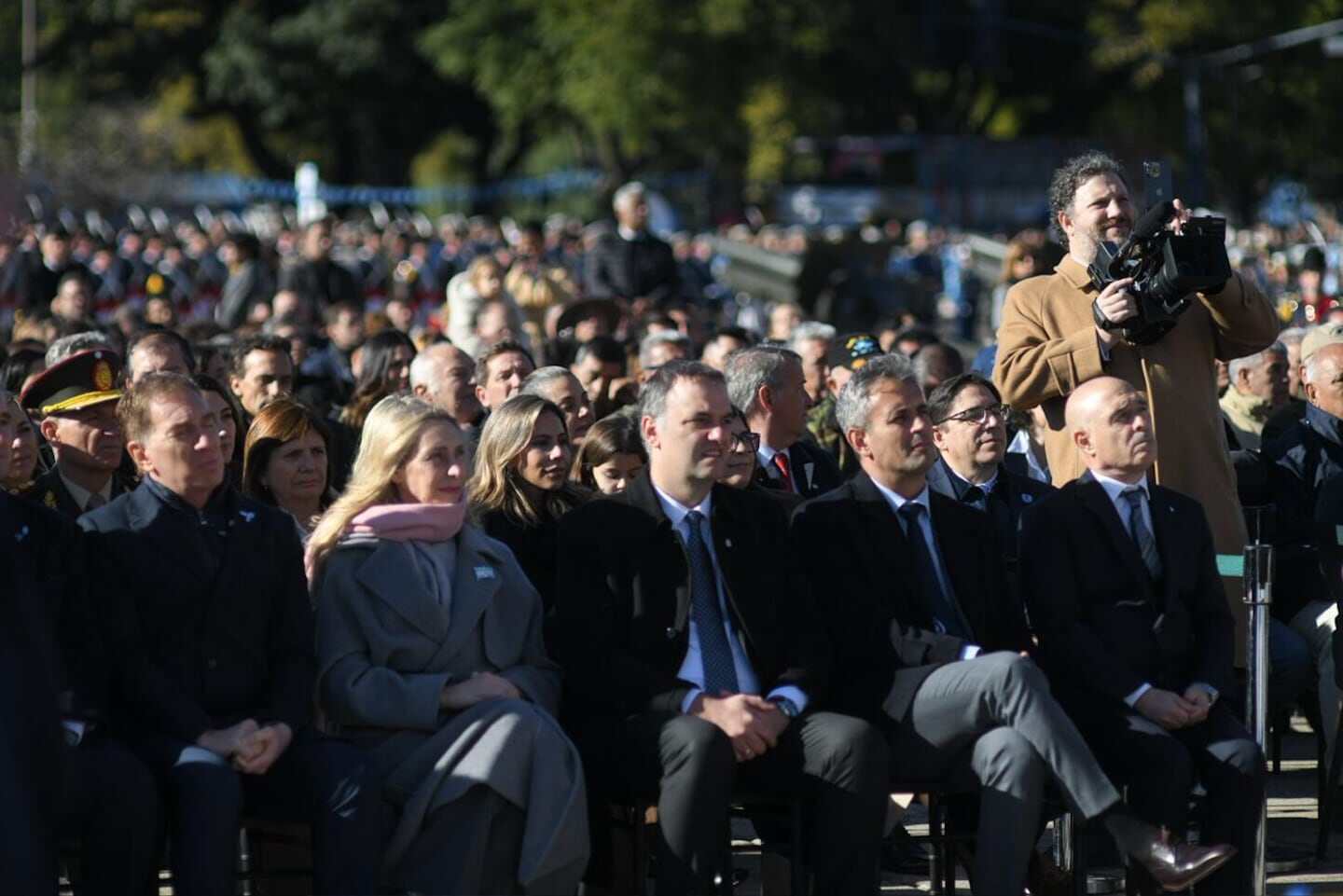 Asistentes a un evento político en Argentina, con Javier Milei y otros funcionarios en primer plano