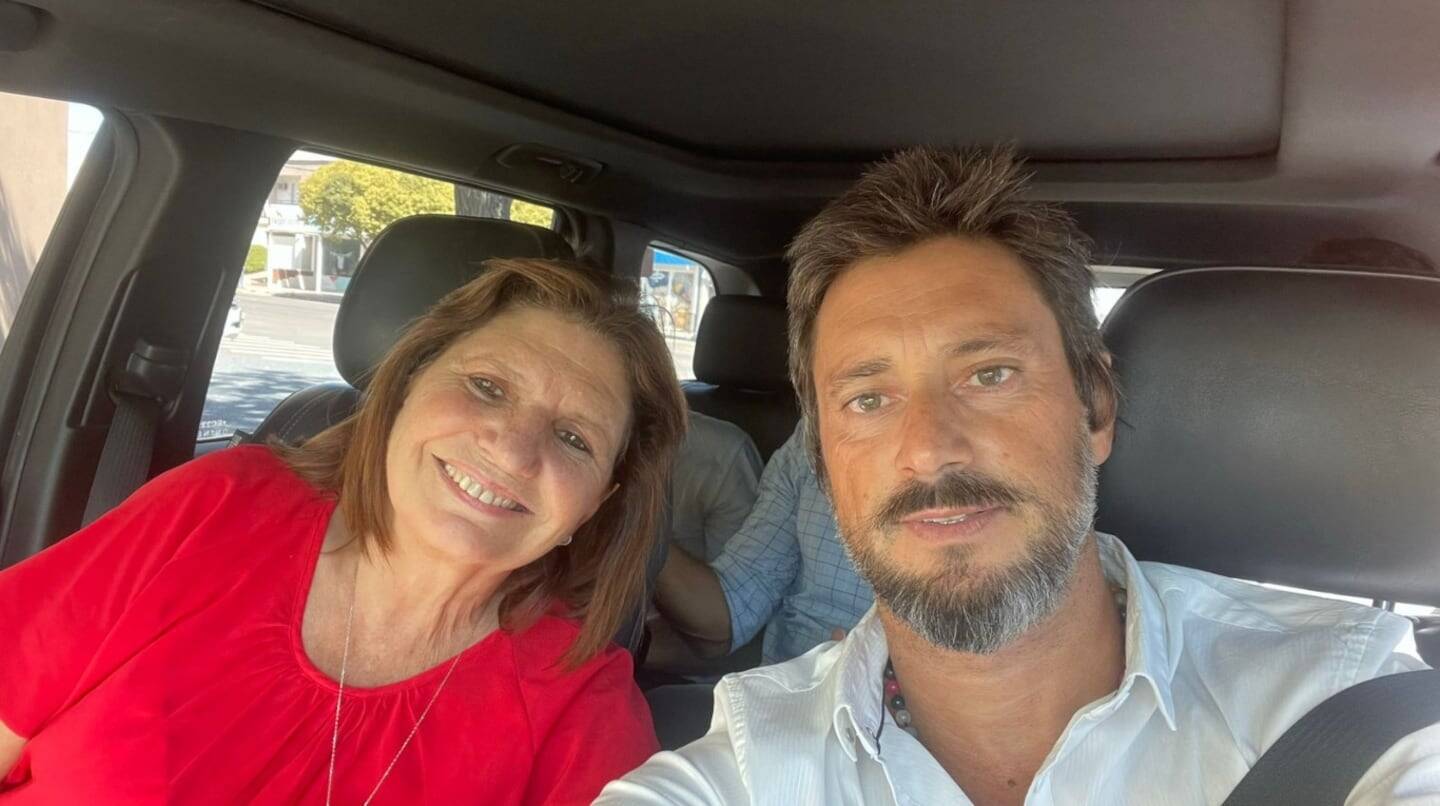 Javier Milei y Patricia Bullrich en un vehículo, sonriendo a la cámara