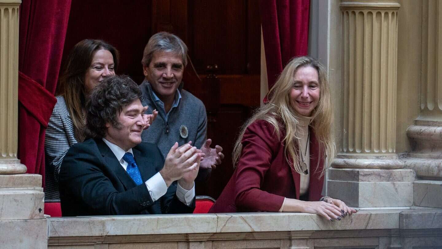 Javier Milei aplaudiendo en el Congreso durante un evento sobre el crecimiento del PBI