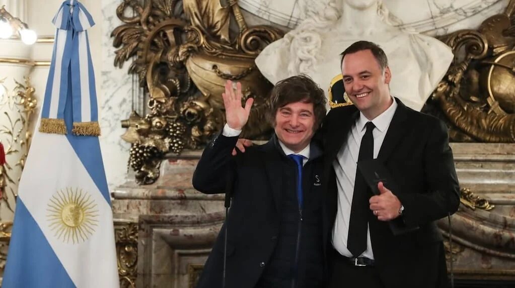 Javier Milei y Manuel Adorni en una conferencia de prensa