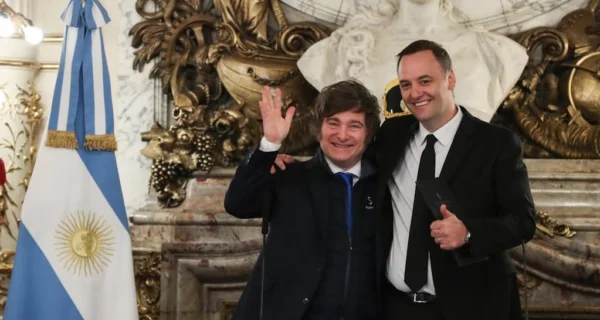 Javier Milei y Manuel Adorni en una conferencia de prensa