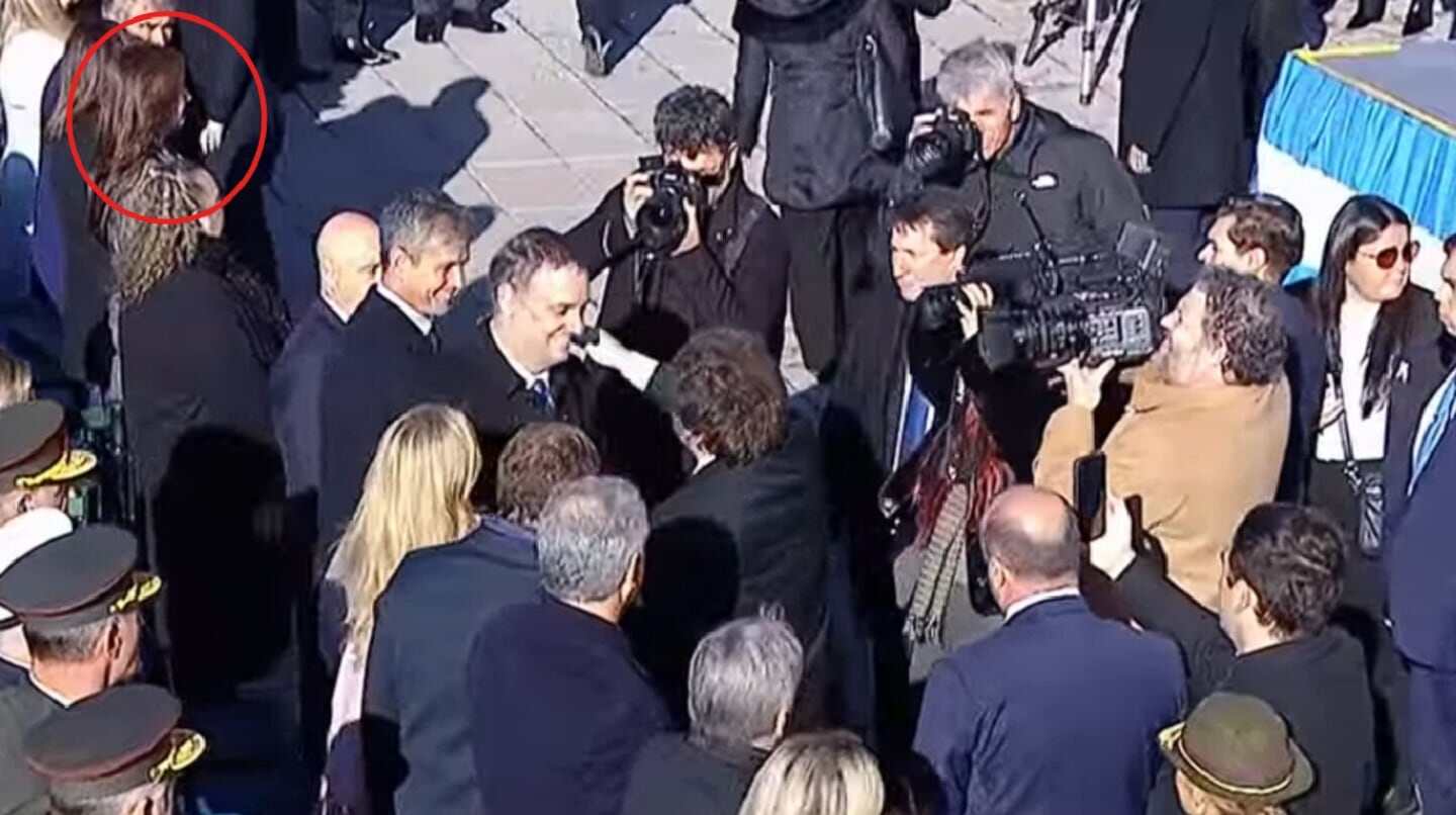Javier Milei y Victoria Villarruel se abrazan durante el acto del Día de la Bandera en Rosario