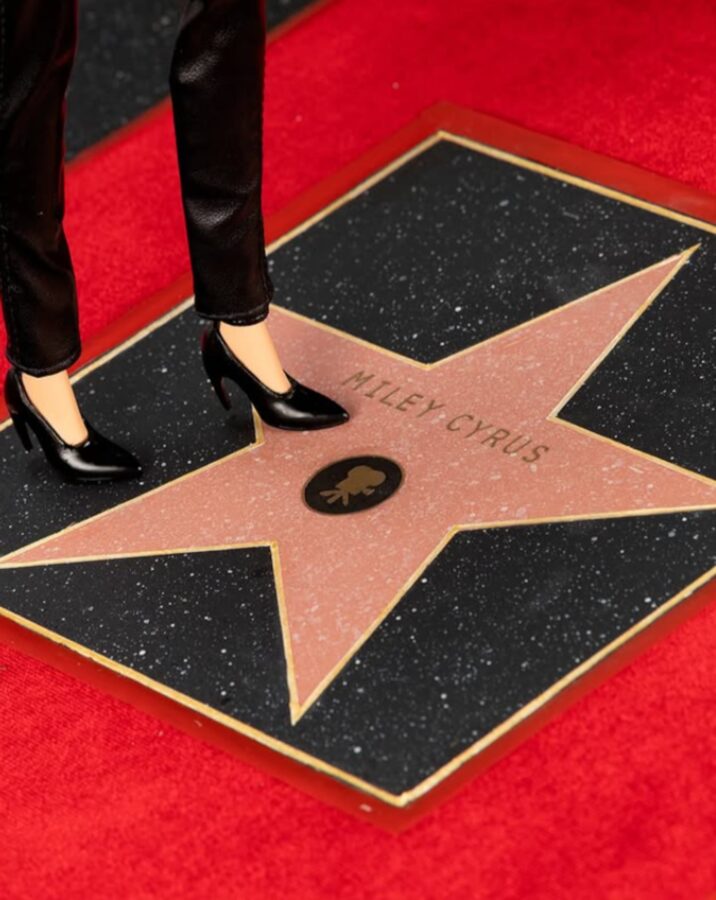 Muñeca Barbie de Miley Cyrus sobre una estrella en el Paseo de la Fama