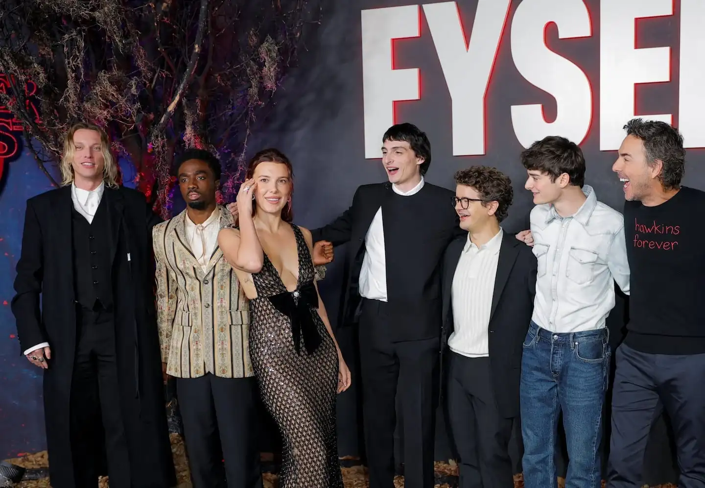 El elenco de 'Stranger Things' posando en un evento de estreno