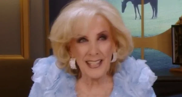 Mirtha Legrand con vestido aguamarina en su programa