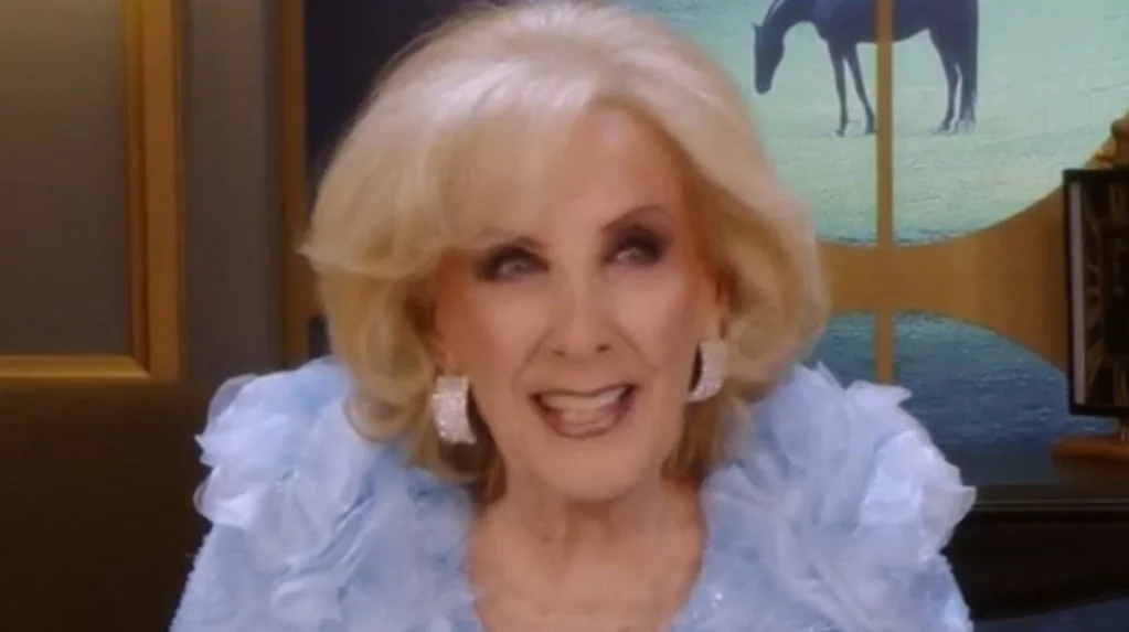 Mirtha Legrand con vestido aguamarina en su programa