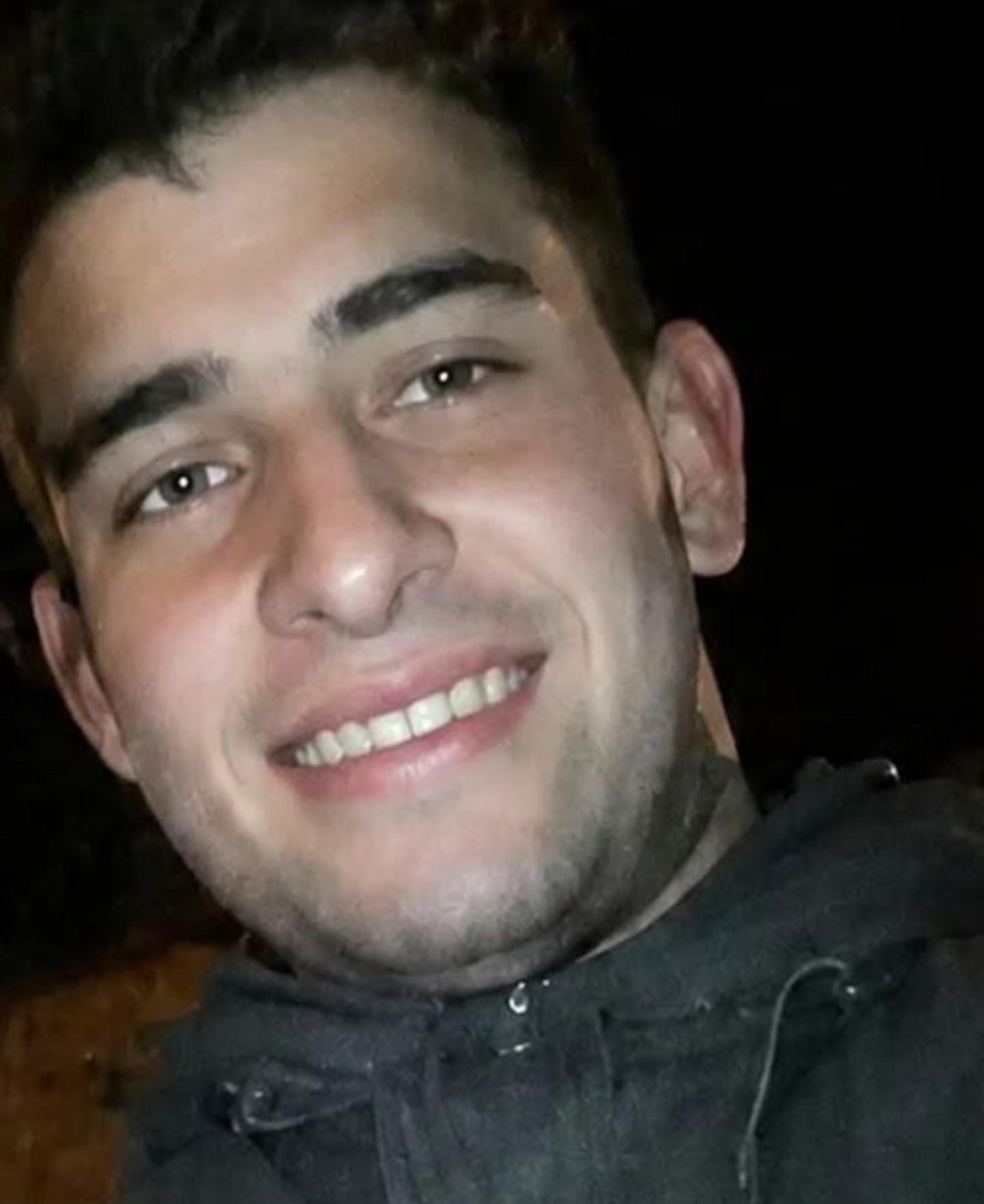Fernando Artaza, joven fallecido en Mendoza, sonríe en una foto