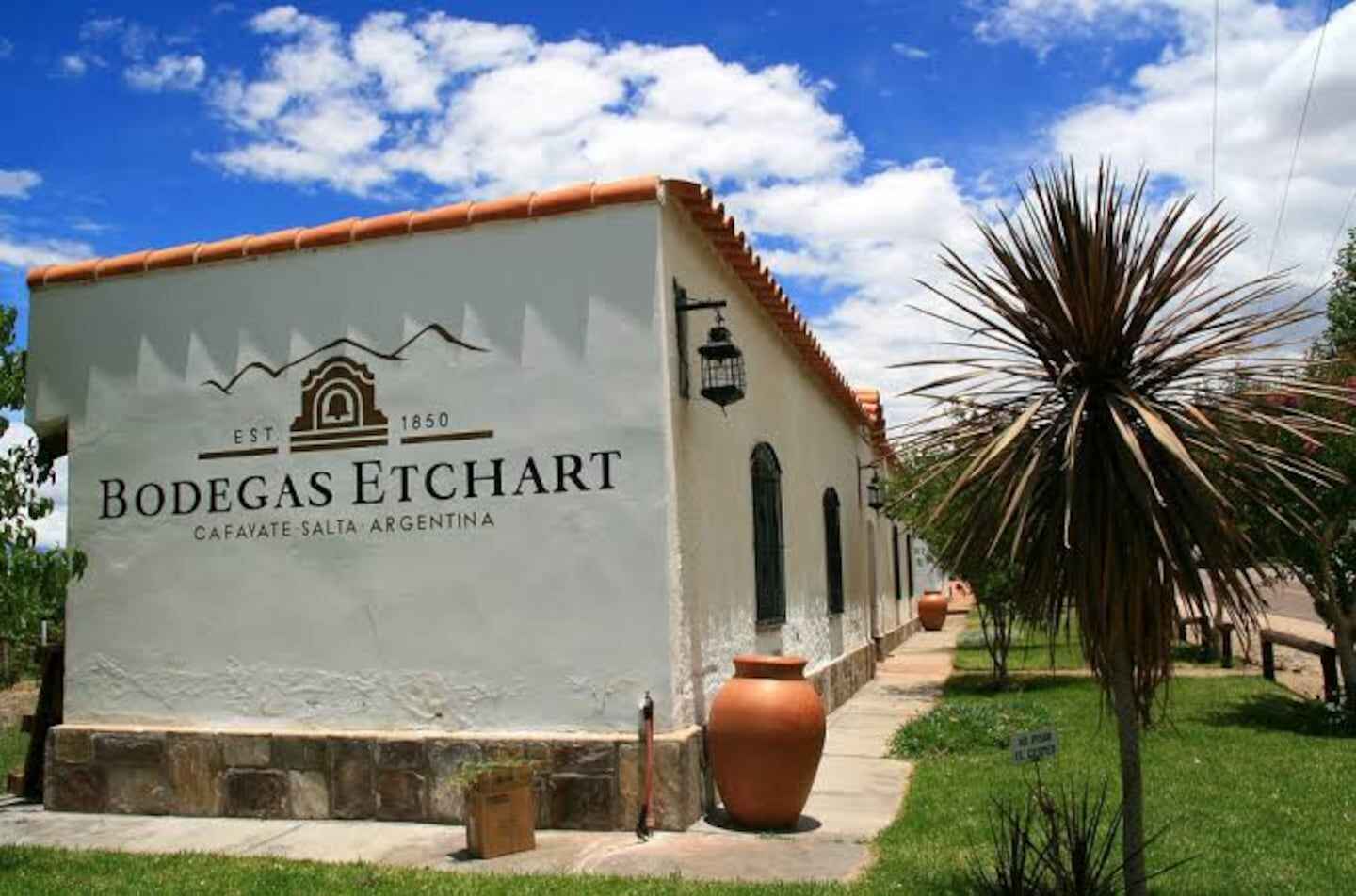Fachada de la Bodega Etchart en Cafayate, Salta, Argentina