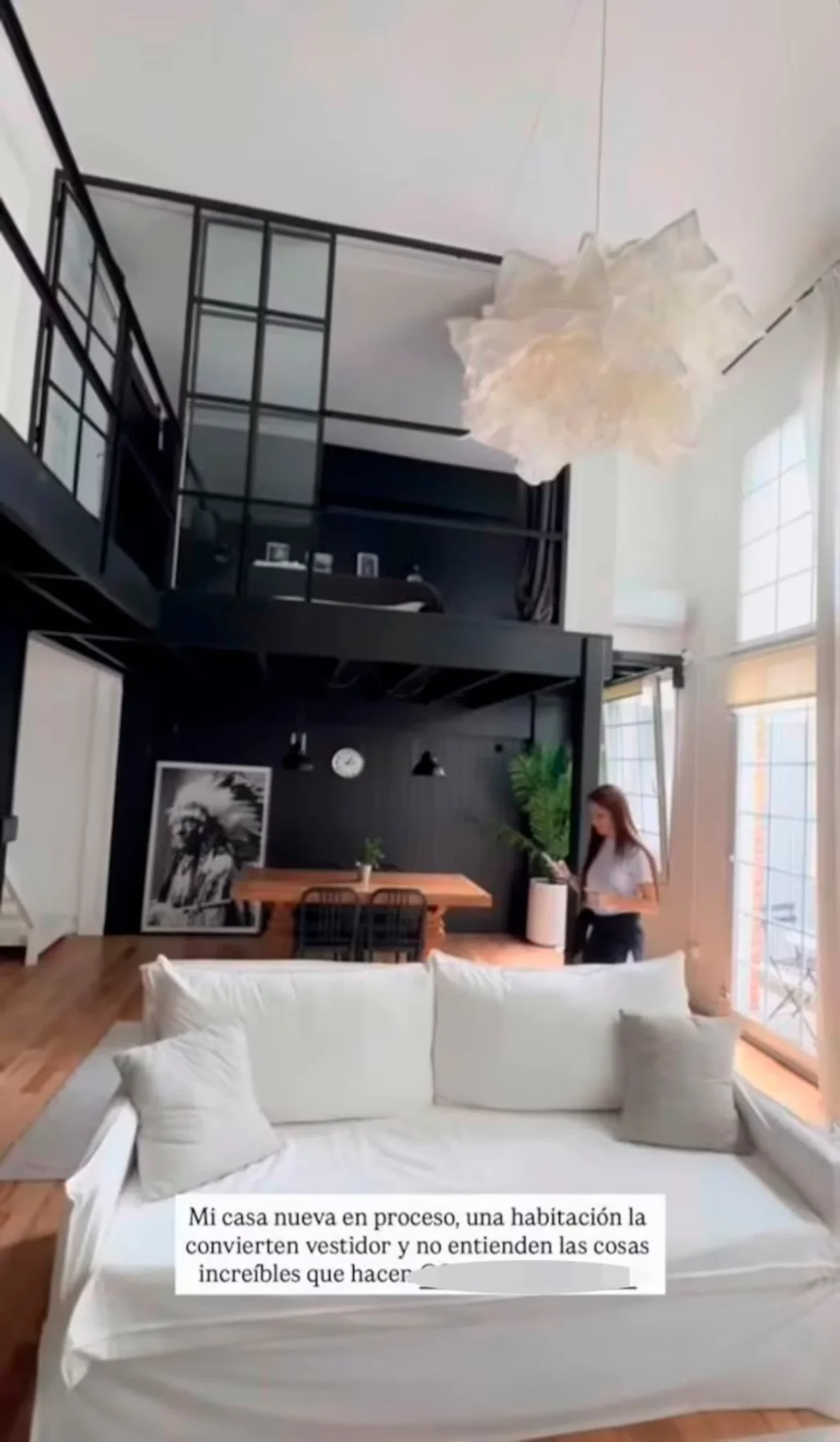 Interior luminoso del nuevo hogar de Momi Giardina en Palermo con decoración moderna