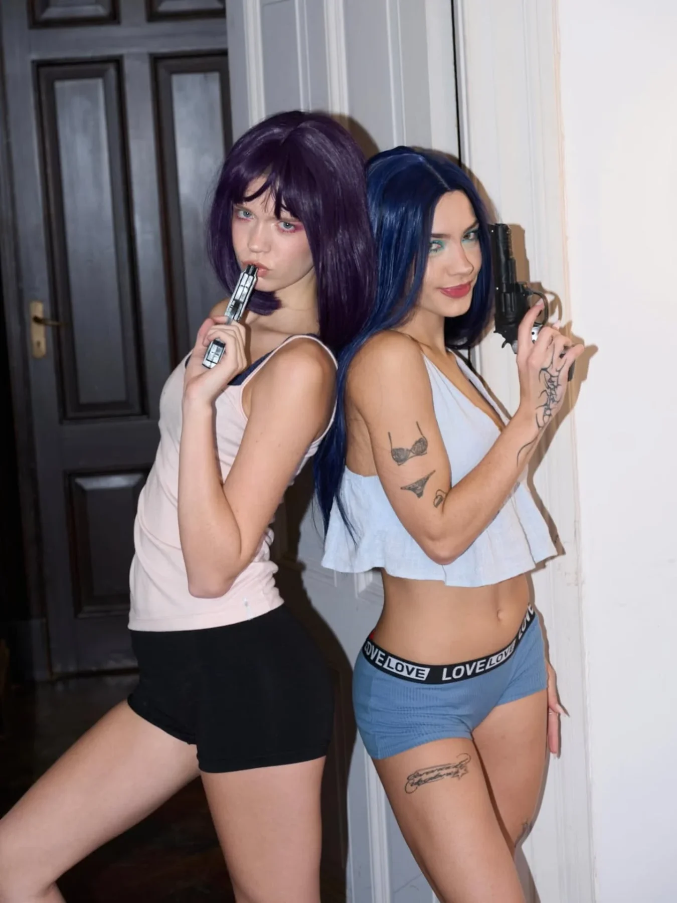 Morena Echarri y otra modelo posando con pistolas en un look pop y atrevido