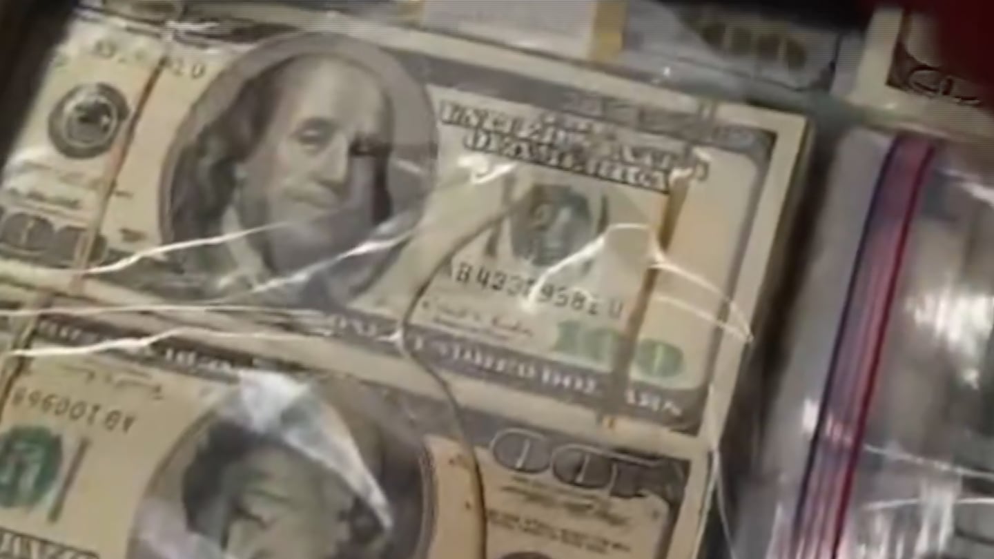 Fajos de dólares en una bolsa de plástico