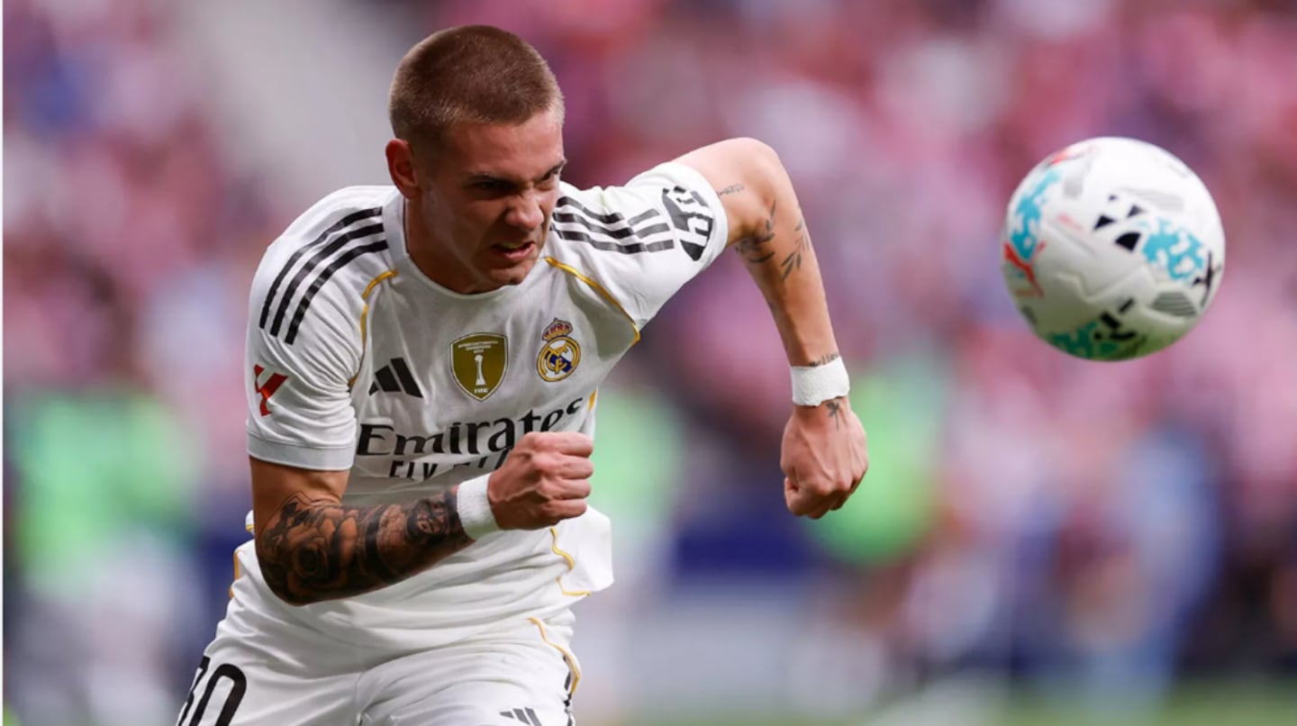 Franco Mastantuono del Real Madrid en acción durante un partido de fútbol