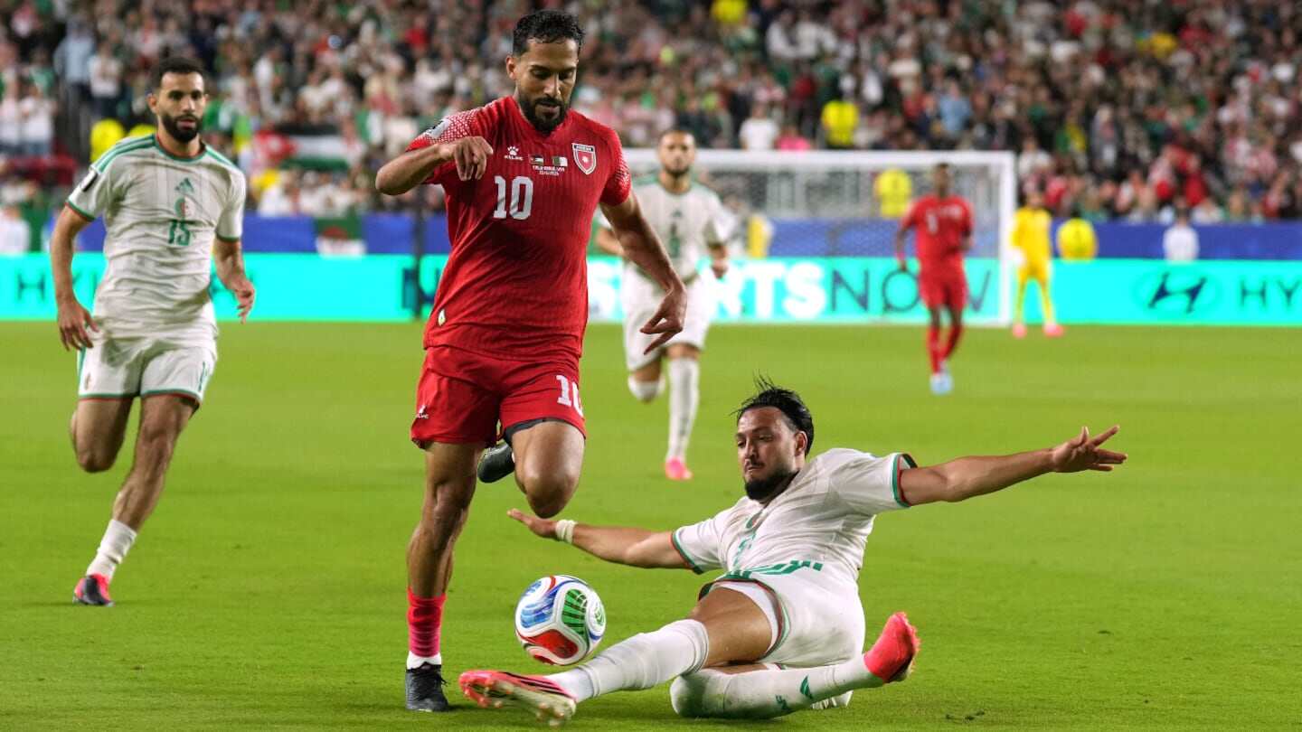 Mousa Al-Tamari driblando a un defensor durante un partido de fútbol