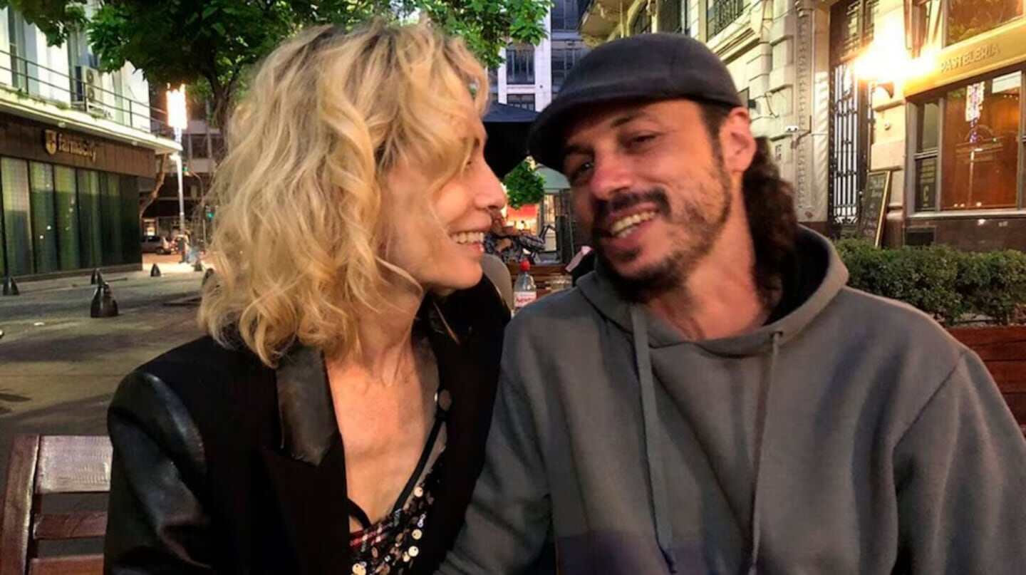 Nacho Levy y Cecilia Ce sonriendo juntos en un entorno urbano