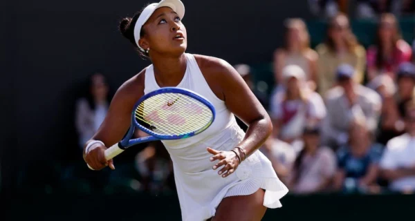 Naomi Osaka con kimono blanco en Wimbledon