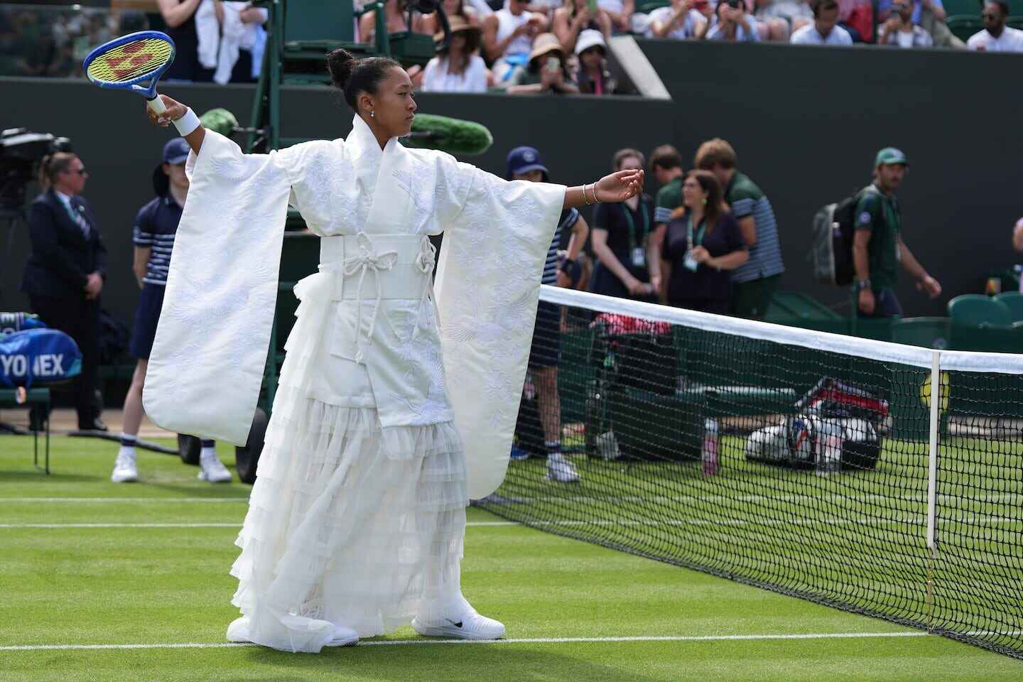 Naomi Osaka vistiendo un kimono blanco inspirado en Kill Bill en Wimbledon