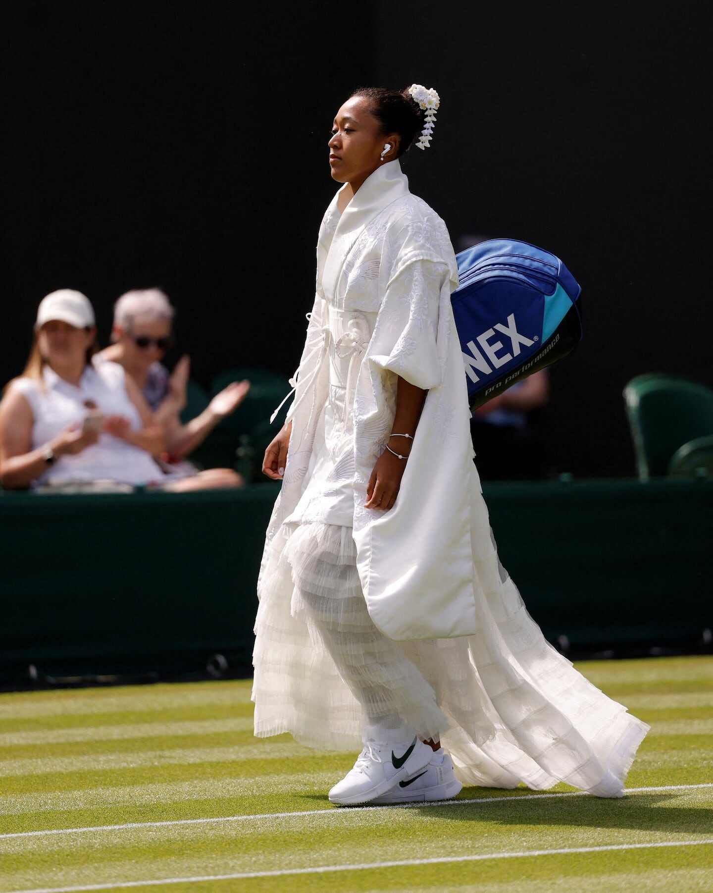 Naomi Osaka vistiendo un kimono blanco inspirado en Kill Bill en Wimbledon