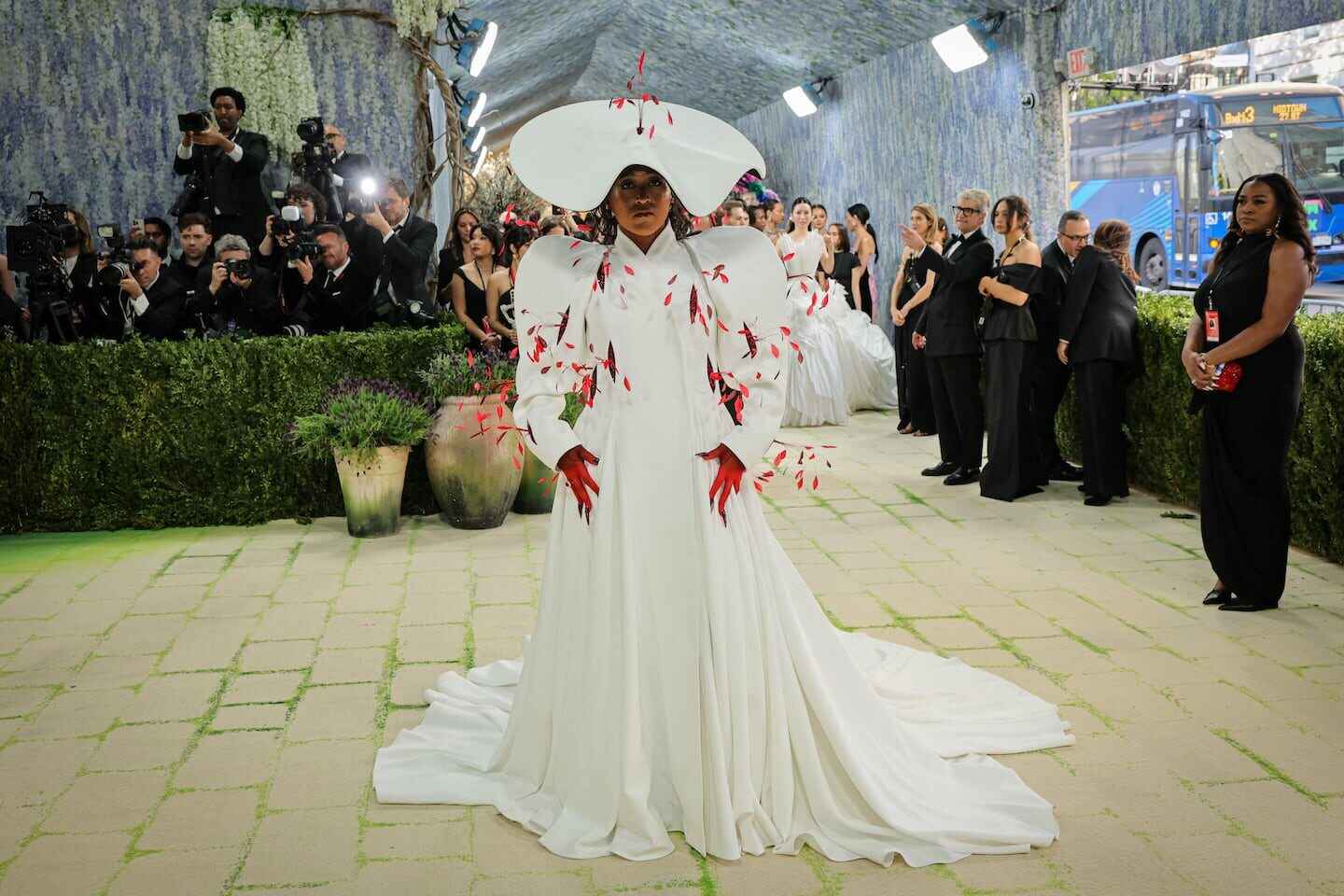 Naomi Osaka luciendo un kimono blanco con detalles inspirados en Kill Bill en Wimbledon