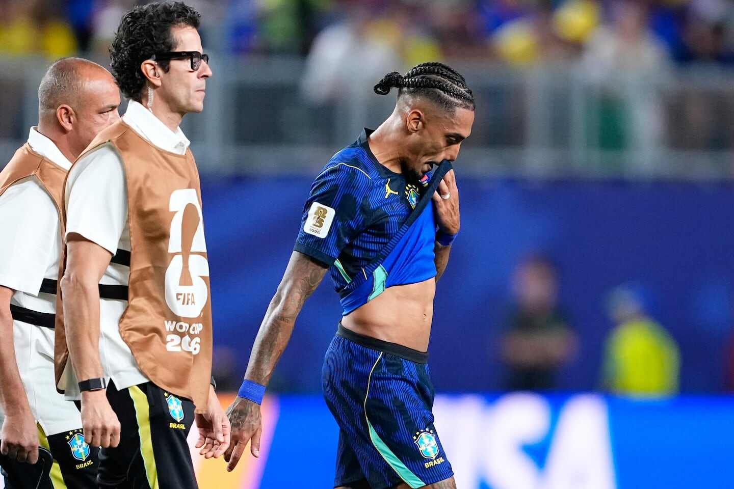 Neymar mostrando su camiseta durante un partido con Brasil en el Mundial 2026