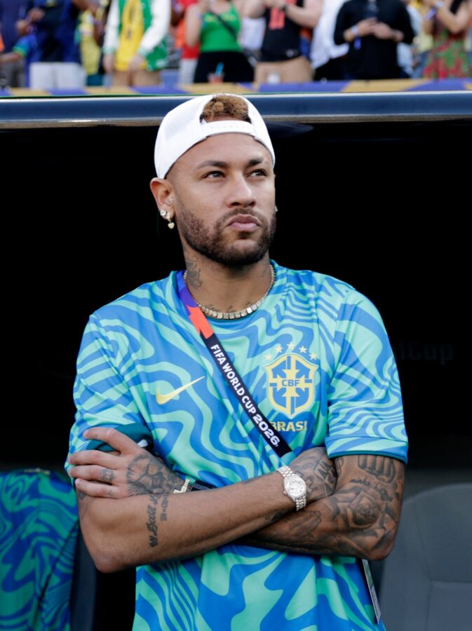 Neymar observa desde el banquillo durante el partido de Brasil contra Haití en el Mundial 2026