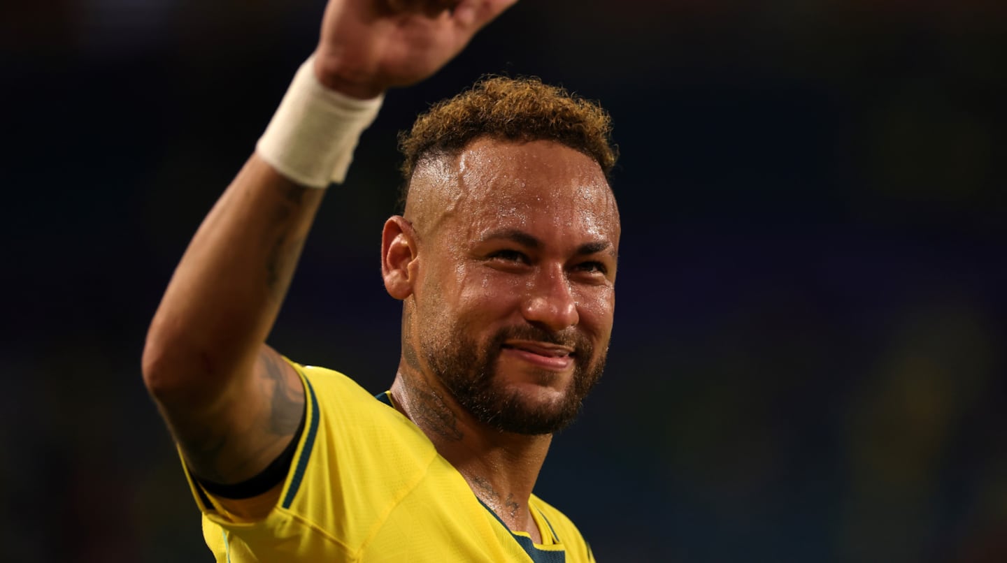 Neymar sonríe y saluda tras su regreso a la selección de Brasil en el Mundial 2026