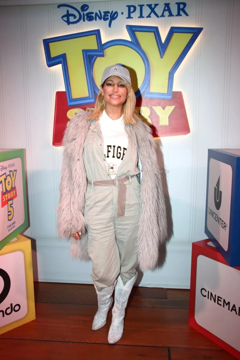 Vicky Xipolitakis en el evento de Toy Story 5 con un atuendo elegante y llamativo