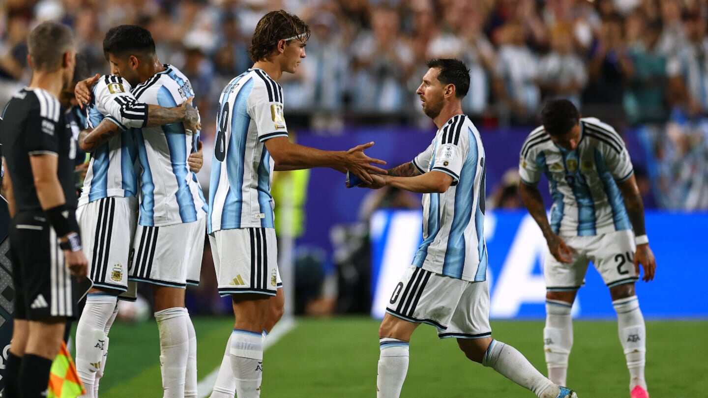 Jugadores de la selección argentina celebrando en el Mundial, incluyendo a Lionel Messi