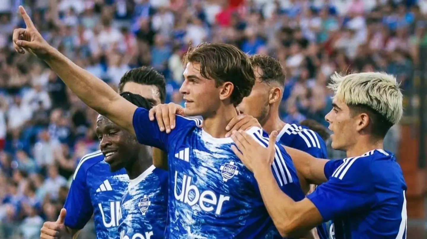 Nico Paz celebra con sus compañeros tras un gol en un partido de fútbol