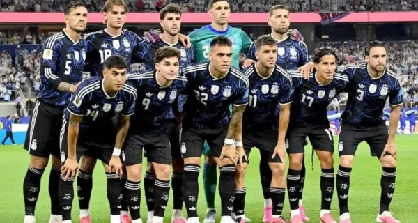 Nico Paz en acción durante un partido con la Selección Argentina