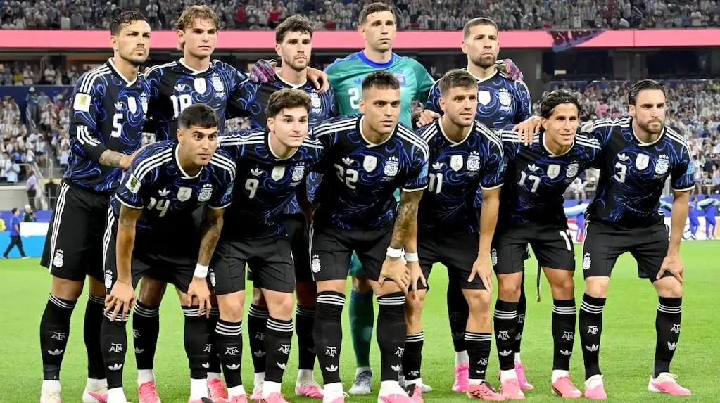 Nico Paz en acción durante un partido con la Selección Argentina