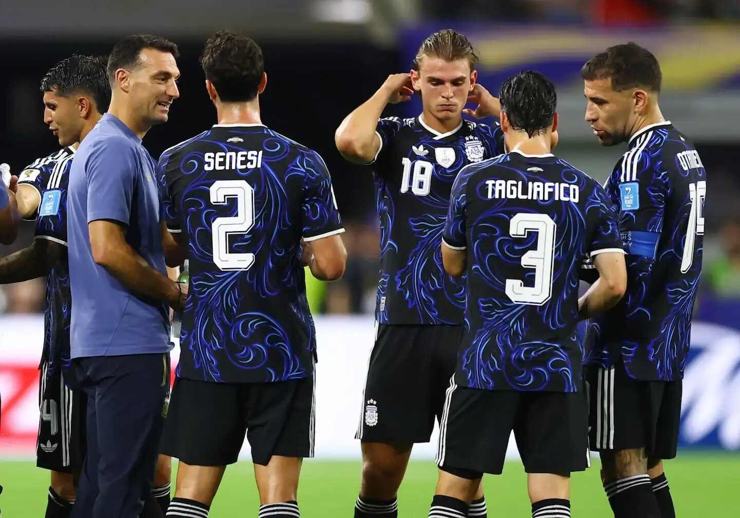 Jugadores de la selección argentina discutiendo en un partido de fútbol