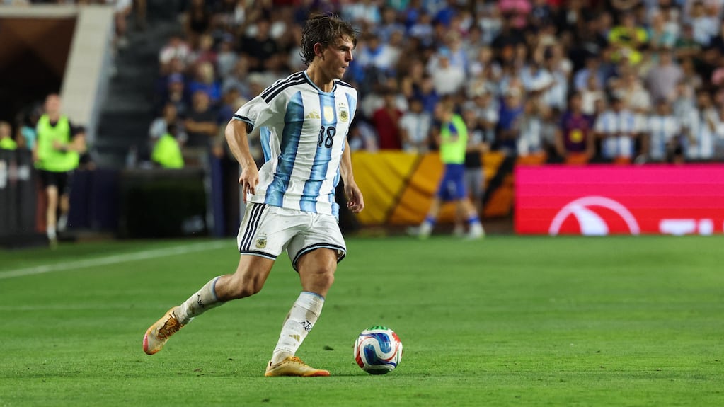 Nico Paz en acción durante un partido