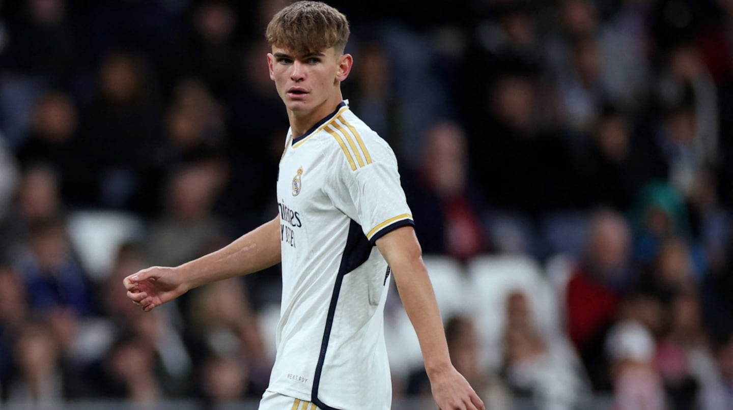 Nico Paz en el campo de juego con la camiseta del Real Madrid