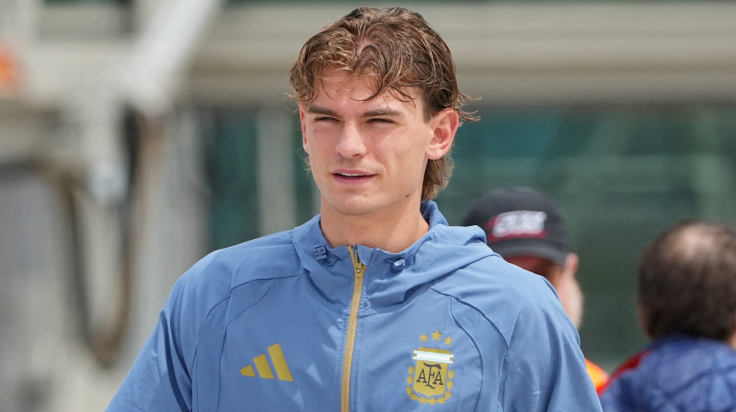 Nico Paz con chaqueta de la selección argentina en un evento reciente