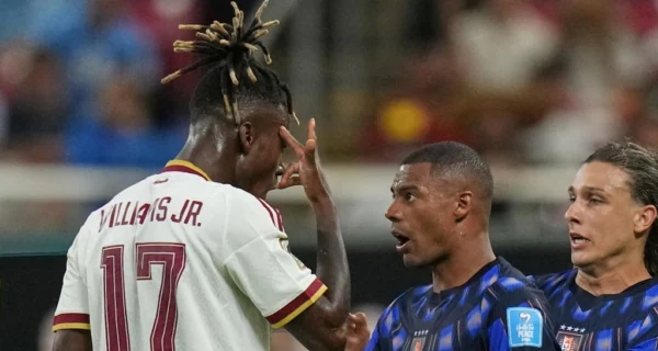 Nico Williams tras recibir la falta de Nicolás de la Cruz en el Mundial 2026