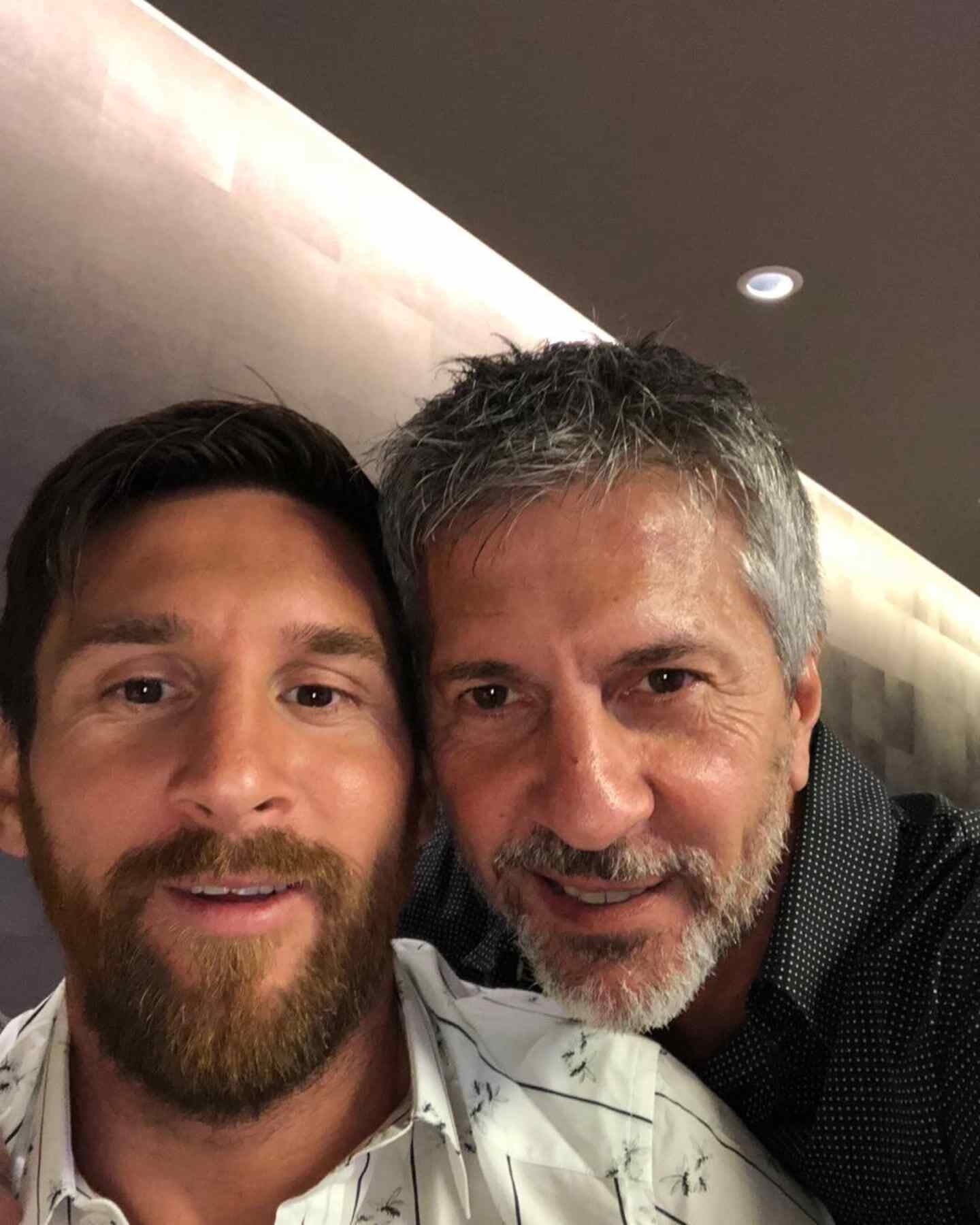 Nicolás Occhiato y Lionel Messi posando juntos en un ambiente informal