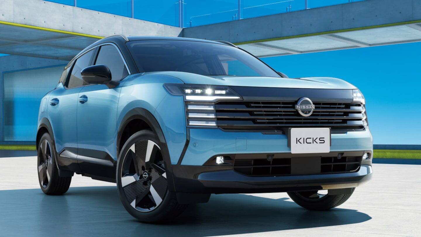 Nissan Kicks híbrido de color azul en un entorno moderno