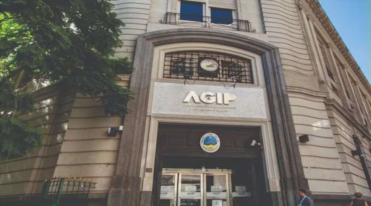 Fachada de la AGIP en Buenos Aires, donde se puede regularizar deudas judiciales online
