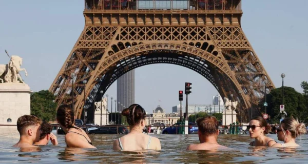 Ola de calor en París, personas refrescándose en una fuente