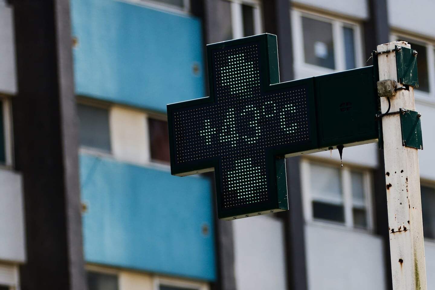 Cruz verde de farmacia en un edificio residencial durante una ola de calor en Francia